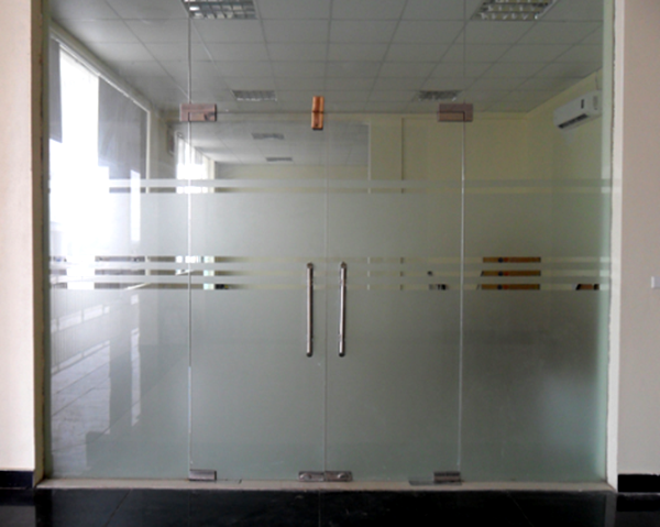 cửa kính cường lực 2 cánh đẩy bản lề