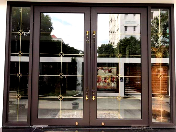 cửa nhôm kính cường lực sang trọng cổ điền