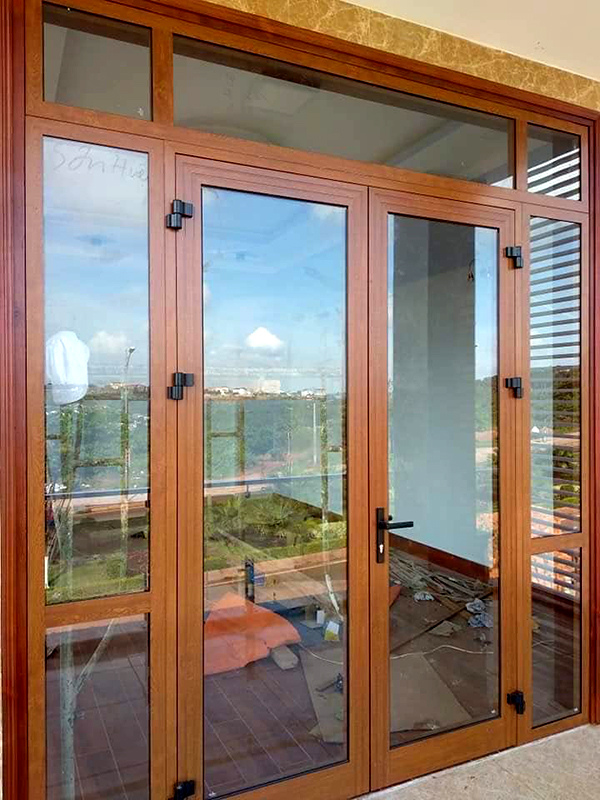 cửa nhôm kính xingfa màu gỗ