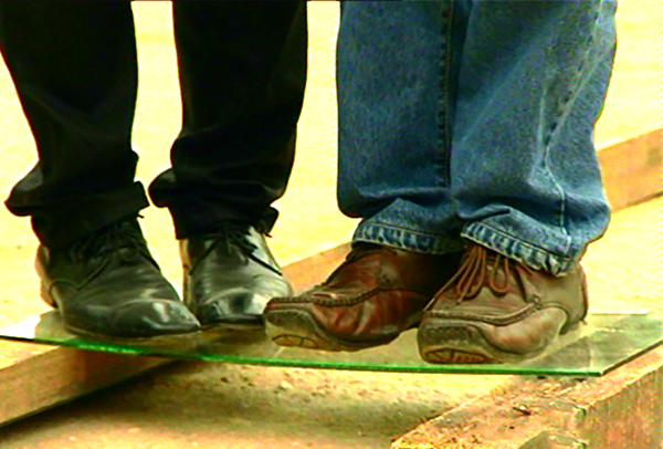 kính cường lực chịu lực cực tốt