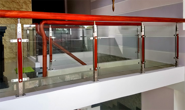 lan can gỗ kính cường lực