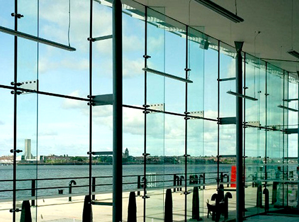 vách kính cường lực mặt tiền