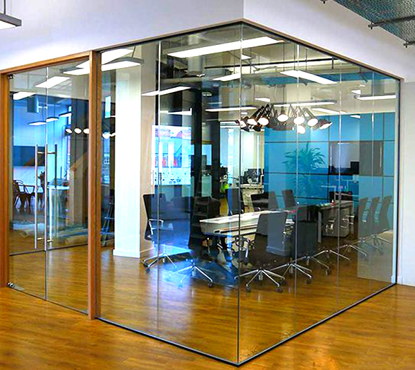 vách kính cường lực ngăn phòng
