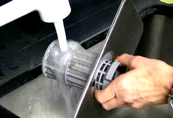 Không thoát được nước trong máy rửa chén