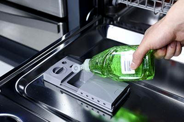 Kiểm tra chất tráng trong máy rửa chén bát