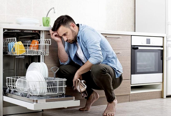 Máy rửa chén bát không sạch, còn dính thức ăn thừa