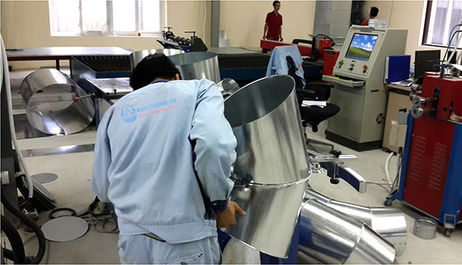 công nhân xưởng sản xuất ống gió