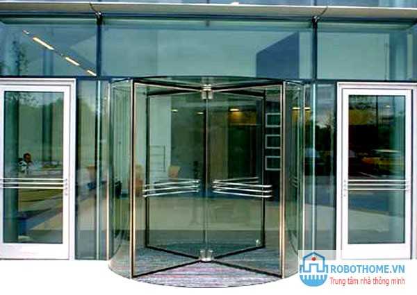 Cửa kính tự đóng mở ra vào tòa nhà có điểm gì đáng chú ý?